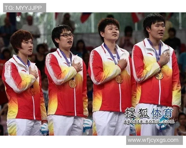 中国运动员披国旗出征奥运现场高唱国歌震撼全场激励人心